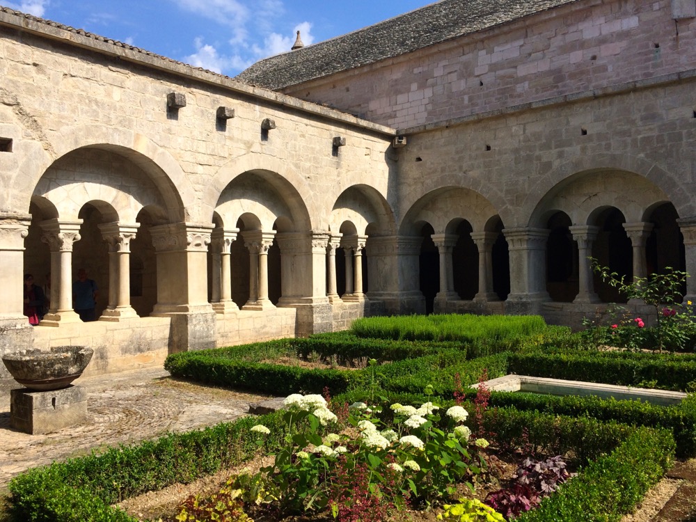 Abbaye de Sénanque courtyard